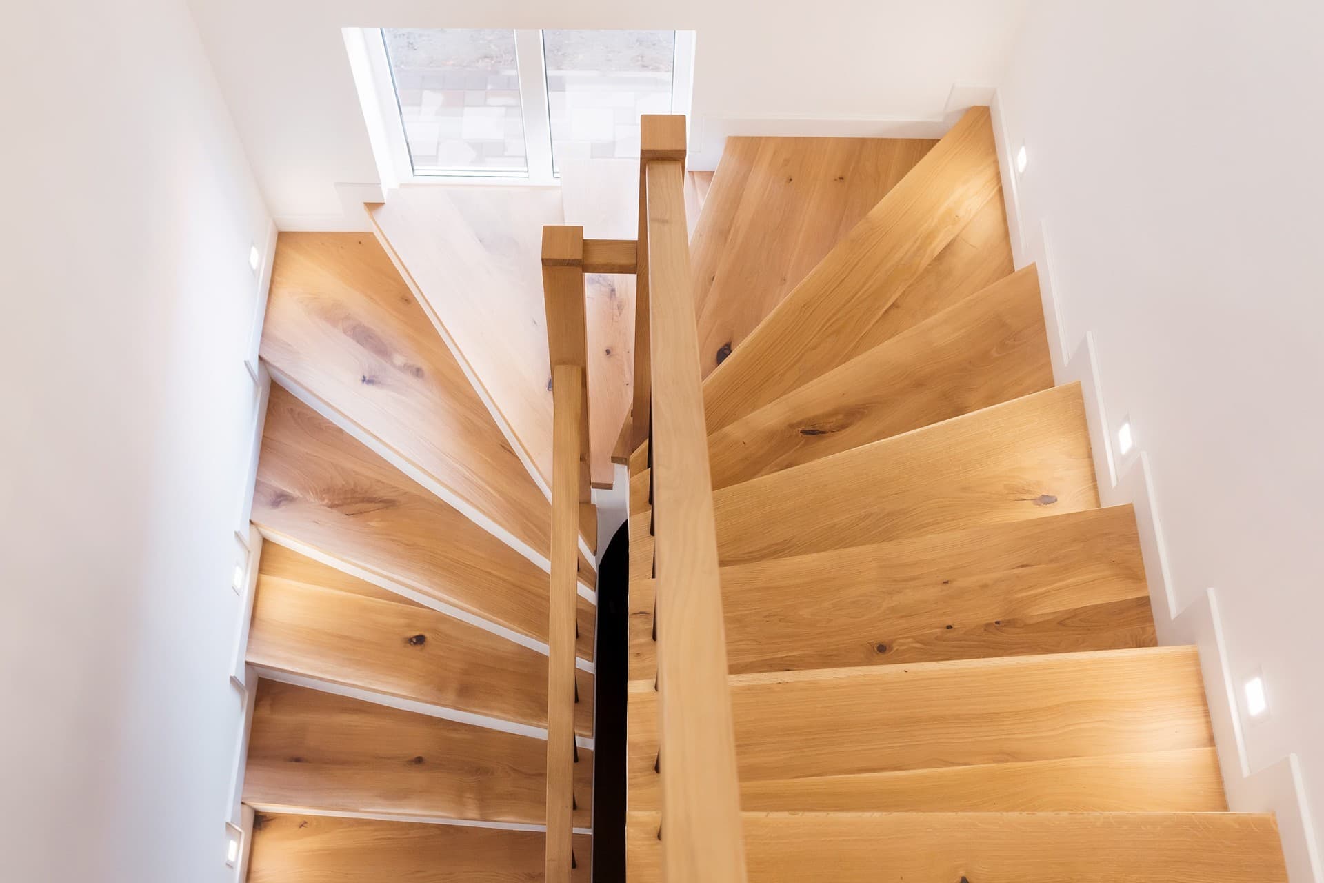Escaleras de madera interior en Santiago de Compostela