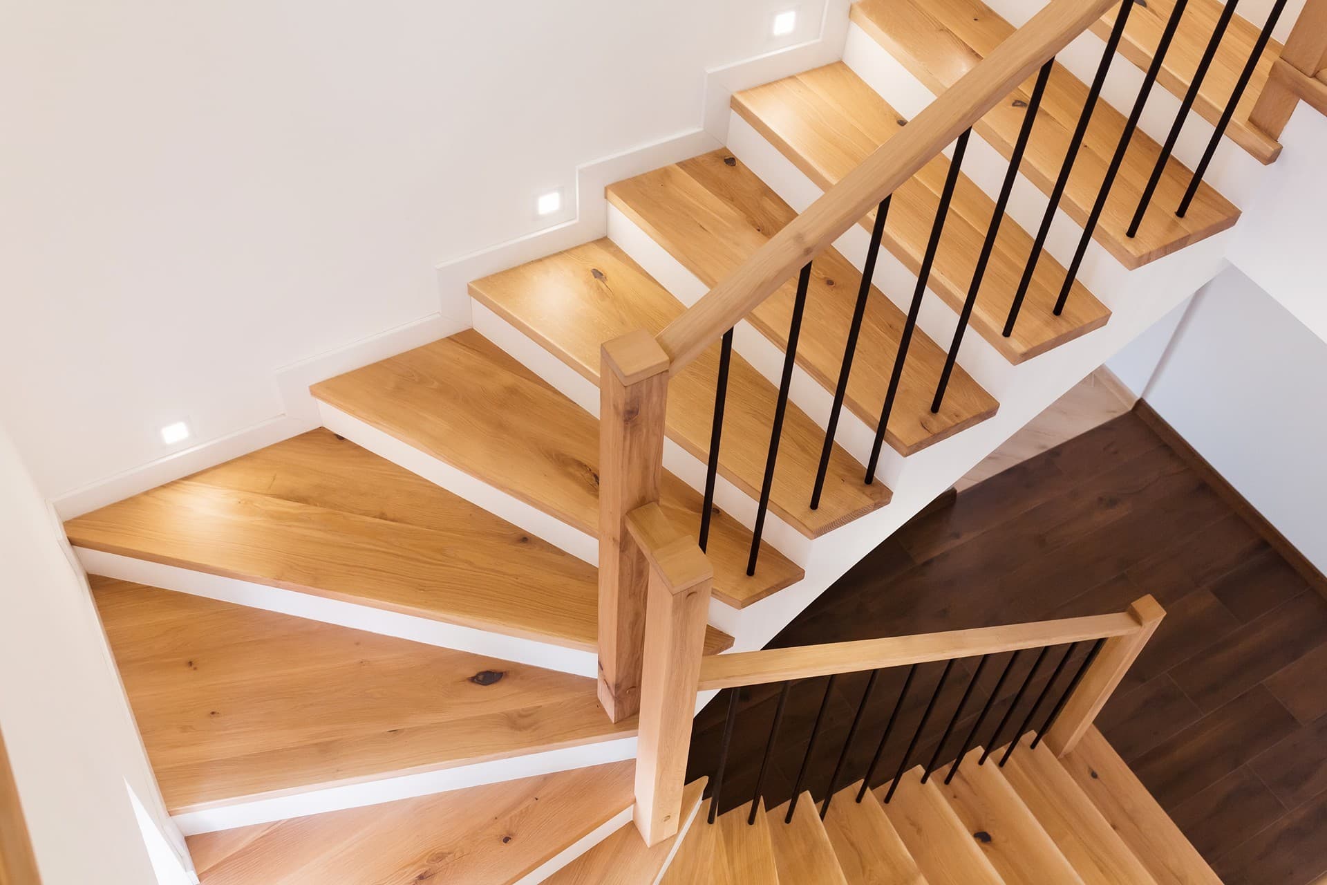 Escalera de madera decorativa en Santiago de Compostela